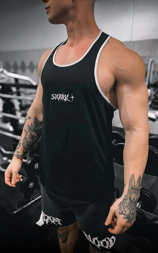 Musculosa Abierta Bordada "+SHARK" Negra (Shark)